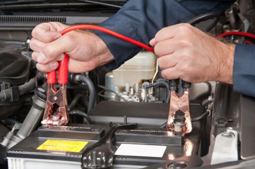 Autobaterie přehledně: princip, typy, nabíjení a správná péče pro delší životnost